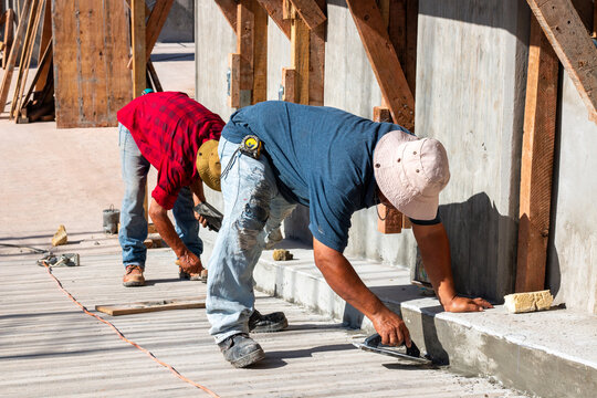 Trabajadores detallando una rampa de concreto