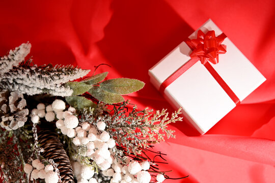 クリスマスプレゼントの赤いリボンの白い箱とクリスマスオーナメントのオブジェ