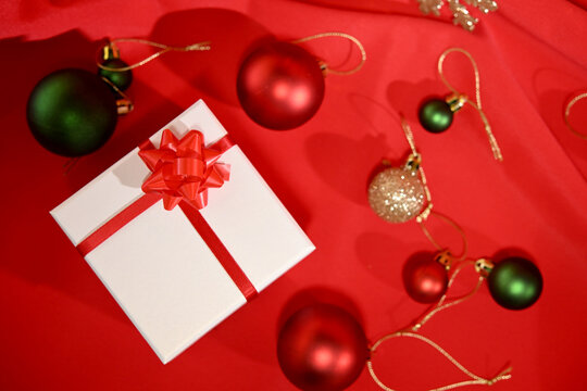 クリスマスプレゼントの赤いリボンの白い箱とクリスマスオーナメントのオブジェ