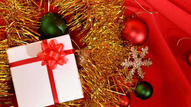 クリスマスプレゼントの赤いリボンの白い箱とクリスマスオーナメントのオブジェ