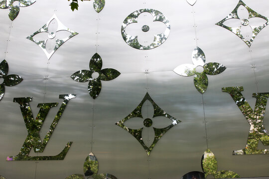 Louis Vuitton - LV - Logo