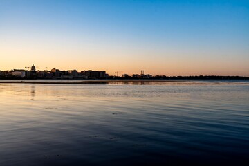 Obraz premium Lake Monona in Madison in front downtown and the state capital building at Dusk