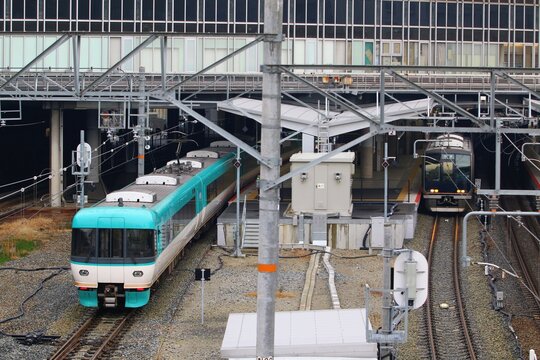 ​近代的な駅で並ぶ特急列車と通勤型電車