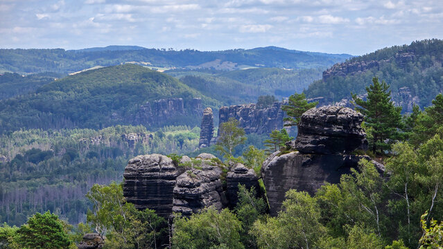 Blick von der Schrammstein-Aussicht auf die Affensteine in der S&auml;chsischen Schweiz