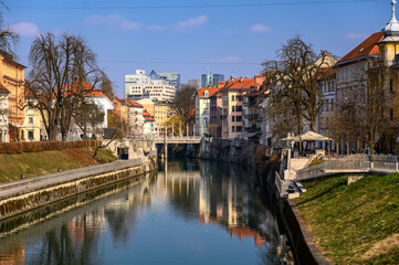 Obraz premium Ljubljanica river across Ljubljana with bridges and historic architecture
