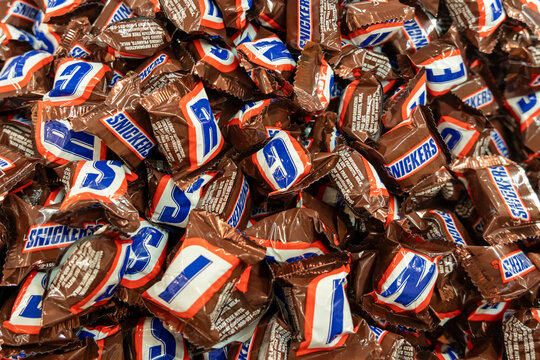 Fort Worth, Texas, USA - March 19, 2022: Snickers Minis bite sized milk chocolate bars for sale in a bulk candy store. Fort Worth, Texas, USA. 