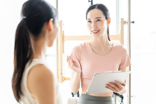 ピラティススタジオで話を聞く女性