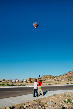 kids watching hot air balloons