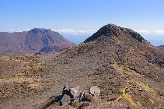 大分県のくじゅう連山、天狗ヶ城から望む大船山と中岳