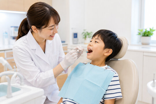 歯科検診を受ける男の子