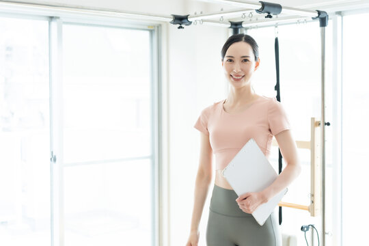 ピラティス　インストラクター　女性