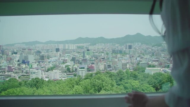 창밖풍경을 보는 여성4(슬로우모션+여성손+긴머리+여름+전망대+풍경+하늘+건물+도시)