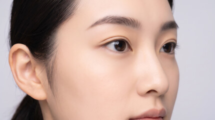 Fototapeta premium 二重まぶたの女性のナチュラルな目元クローズアップ 美容整形のアフターや施術後イメージ