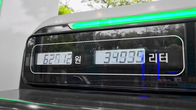 주유소의 가격을 보여주는 전자식 주유기 화면