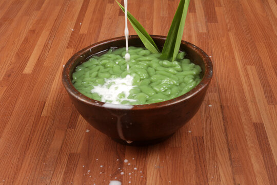 a bowl of ice dawet on wooden table