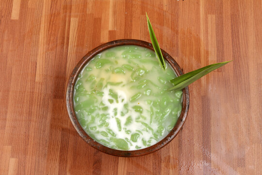 a bowl of ice dawet in wooden table
