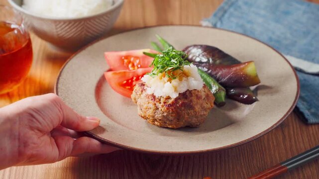 大根おろしと大葉をのせた和風ハンバーグ
