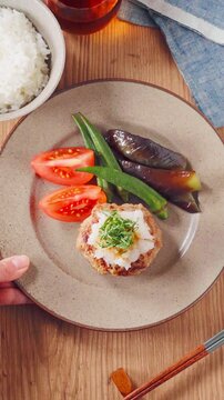 大根おろしと大葉をのせた和風ハンバーグ