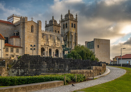 Vista de la hist&oacute;rica Catedral de Oporto (S&eacute; do Porto) con su arquitectura de fortaleza, la estatua ecuestre, antiguas murallas de piedra y un camino empedrado.