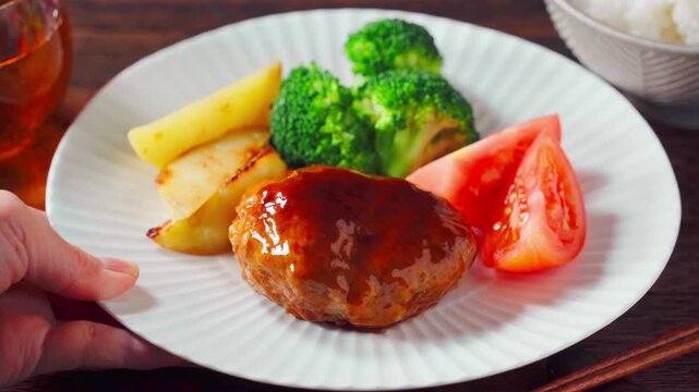デミグラスソースのハンバーグ 日本の家庭料理の定番洋食