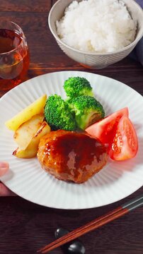 デミグラスソースのハンバーグ 日本の家庭料理の定番洋食