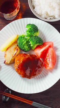 デミグラスソースのハンバーグ 日本の家庭料理の定番洋食