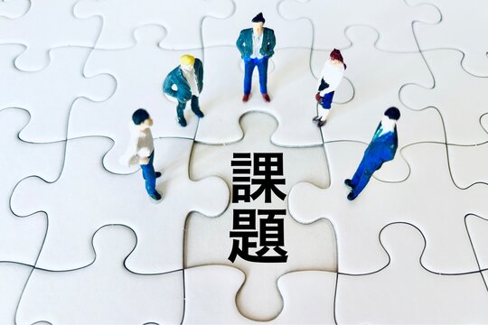 課題について話し合うビジネスマン
