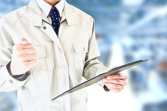 工場の背景と頑張る男性作業員スタッフ