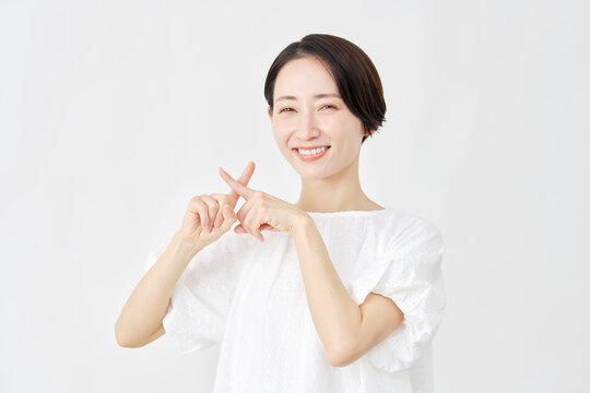 ミドルエイジ女性　ばつ印のポーズ　白背景