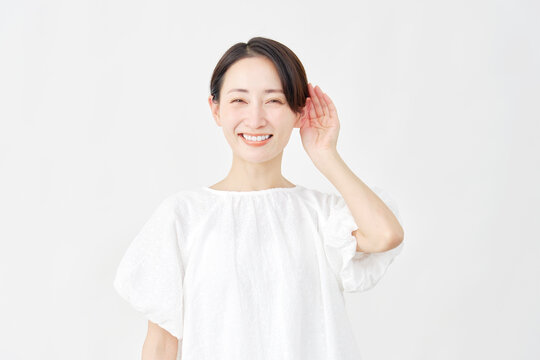 ミドルエイジ女性　聴くポーズ　白背景