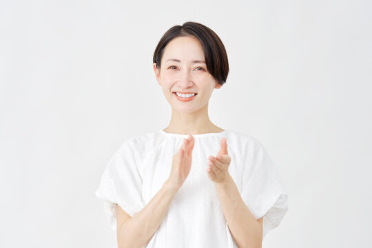 拍手するミドルエイジ女性　白背景