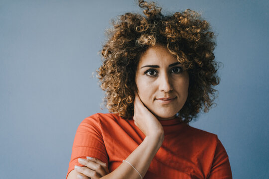 Portrait of a pensive woman with hand on chin
