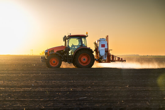 Wide boom field sprayer working on agricultural farmland

Opis: