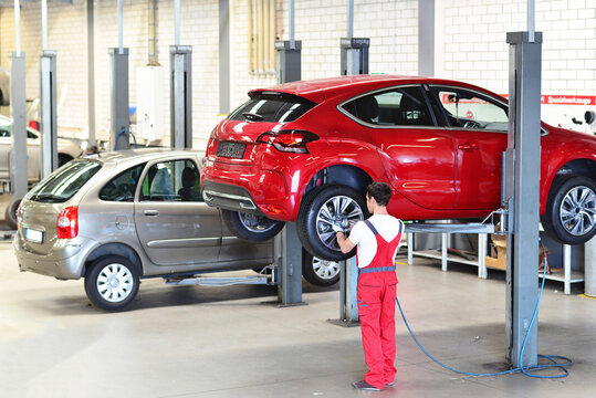 Car mechanic in a workshop changing tires