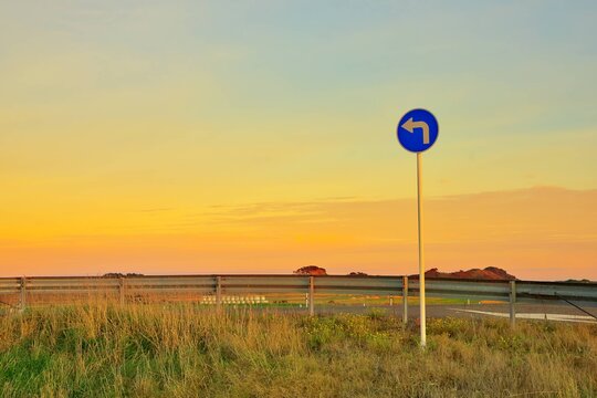 Bend Arrow Sign 