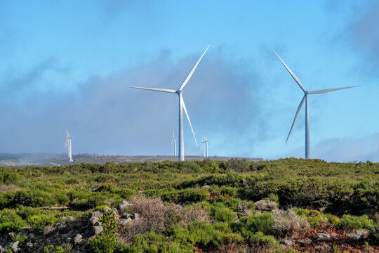 The wheels of a wind turbine are turning on the plateau of Madeira.