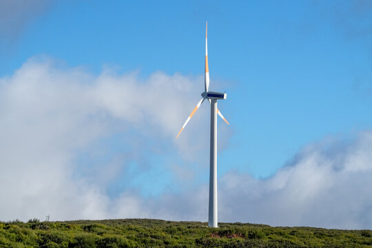 The wheels of a wind turbine are turning on the plateau of Madeira.