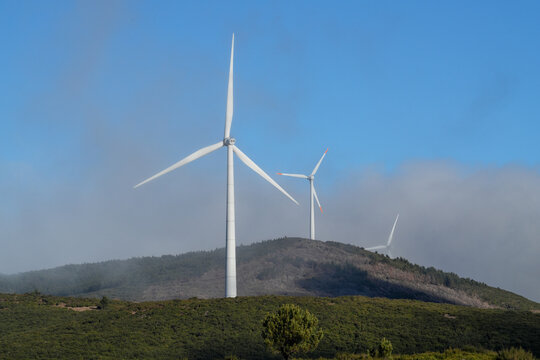 The wheels of a wind turbine are turning on the plateau of Madeira.