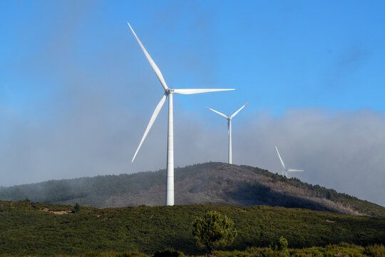 The wheels of a wind turbine are turning on the plateau of Madeira.