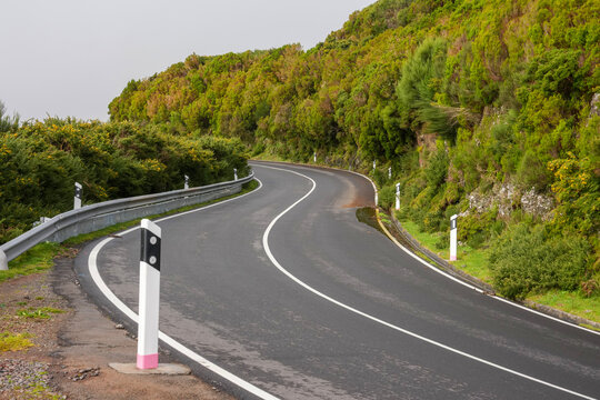 Strasse windet sich an der S&uuml;dk&uuml;ste von Madeira empor
