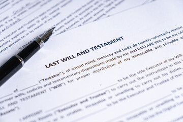 Obraz premium Fountain Pen Lying on Last Will and Testament Legal Form