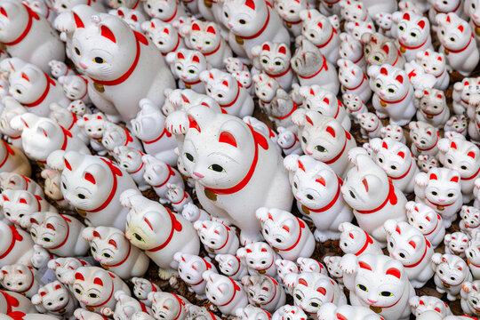 Maneki neko beckoning cats gotokuji temple
