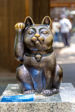 Maneki neko beckoning cat bronze sculpture