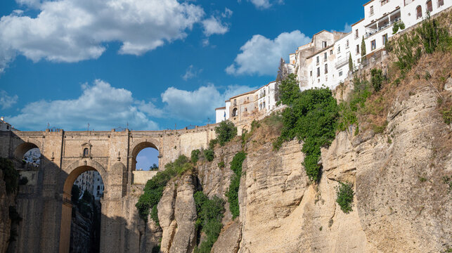 Puente nuevo y casas blancas y colgantes en la hermosa villa de Ronda, Andaluc&iacute;a, Espa&ntilde;a. Cielo editado