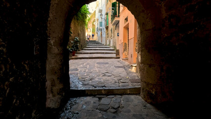 Obraz premium Stone Archway View of a Narrow Cobblestone Street in Sorrento Italy