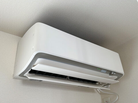壁掛け型ルームエアコンの吹き出し口(ルーバー)