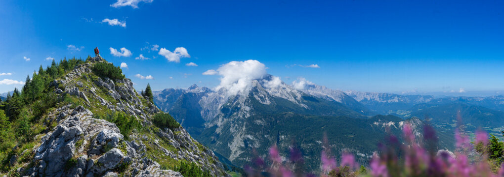 Wanderer genie&szlig;t den Ausblick auf einem Berggipfel