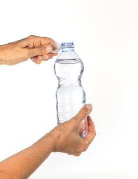 Acqua, bottiglia, svitare, tappo con mani