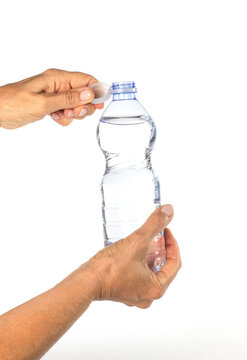 Acqua, bottiglia, svitare, tappo con mani