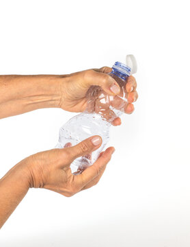 Bottiglia di plastica, riciclare, mani. Sfondo bianco.